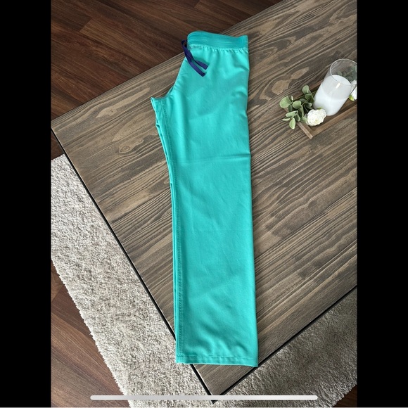 💚SOLD FIGS SURGICAL GREEN Limited Edition Livingston Bottoms! 💙 - Picture 3 of 6